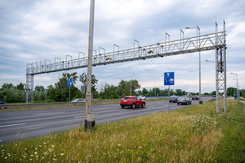 Kiedy będą nowe odcinkowe pomiary prędkości na autostradzie A4 i Autostradowej Obwodnicy Wrocławia?
43 nowe urządzenia odcinkowego pomiaru prędkości obejmą nadzorem blisko 400 km dr&oacute;g ekspresowych i autostrad.&nbsp;Pierwsze nowe systemy opp zostaną zamontowane w połowie 2025 roku.
Dokładna data zamontowania odcinkowych pomiar&oacute;w prędkości na autostradzie A4 koło Wrocławia i na Autostradowej Obwodnicy Wrocławia nie jest jeszcze znana. Wiadomo, że termin realizacji całego projektu to 30 czerwca 2026 r.
- To kolejny krok w kierunku poprawy bezpieczeństwa na polskich drogach. Po zakończeniu tego etapu rozbudowy, CANARD będzie prowadził pomiary prędkości przy pomocy 114 takich urządzeń - poinformował Gł&oacute;wny Inspektorat Transportu Drogowego.
Po zakończeniu tego etapu rozbudowy systemu, CANARD obejmował ponad 670 km dr&oacute;g.&nbsp;&nbsp;