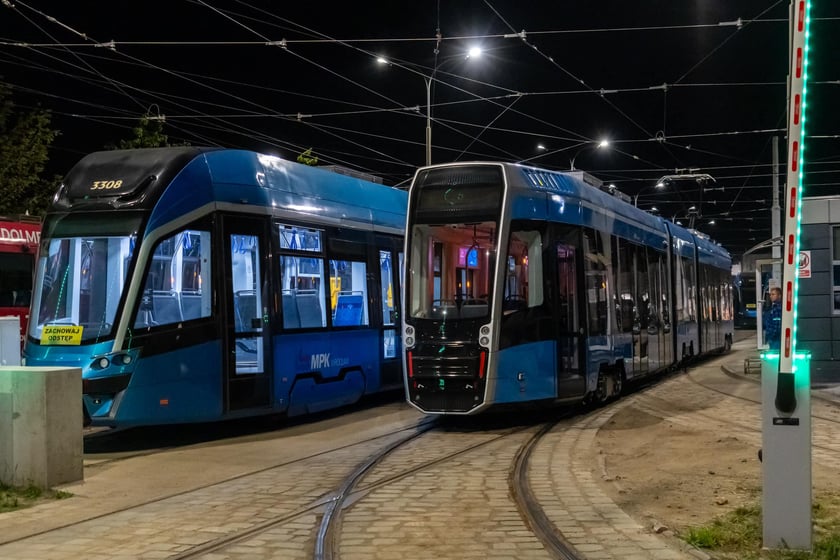 Najnowsza Pesa Twist 146N (po prawej) w zajezdni w nocy z 27 na 28 sierpnia