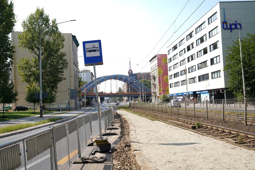 Remont torów na ulicy Grabiszyńskiej na wysokości skrzyżowania z Zaporoską i Szpitalną.