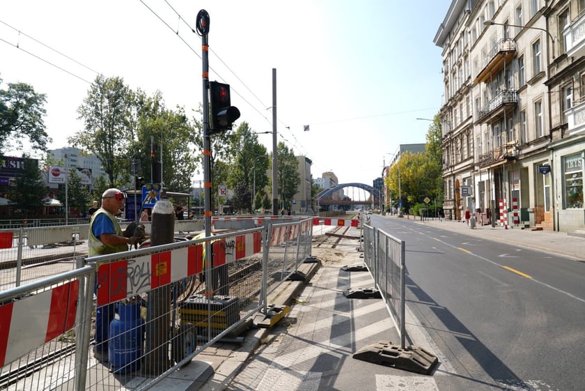 Remont torów na ulicy Grabiszyńskiej na wysokości skrzyżowania z Zaporoską i Szpitalną.