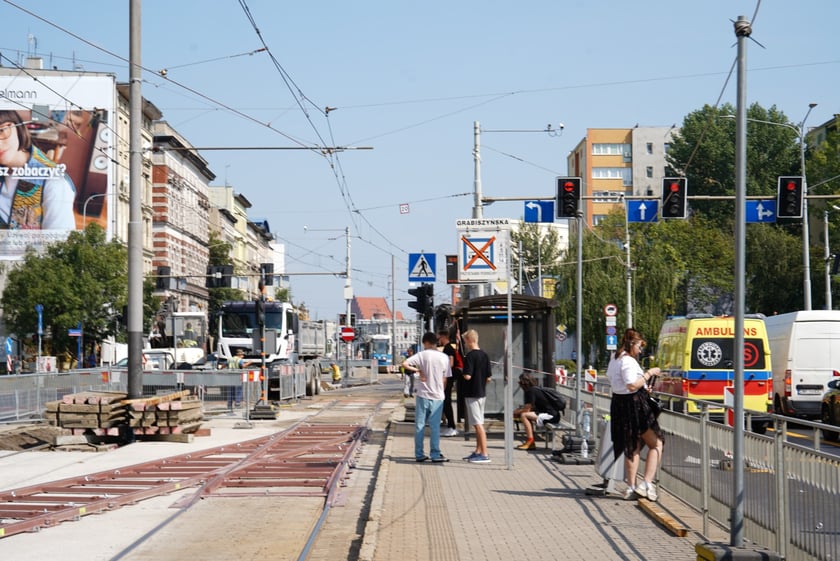 Remont torów na ulicy Grabiszyńskiej na wysokości skrzyżowania z Zaporoską i Szpitalną.