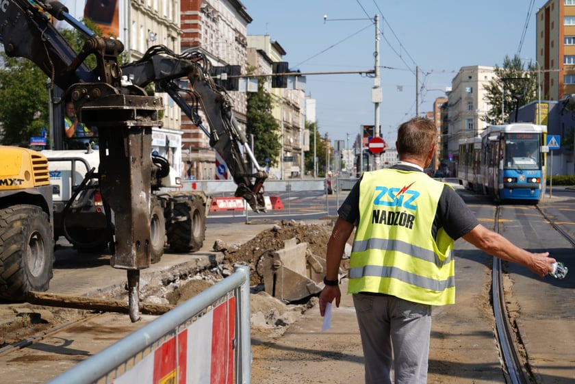 Remont torów na ulicy Grabiszyńskiej na wysokości skrzyżowania z Zaporoską i Szpitalną.