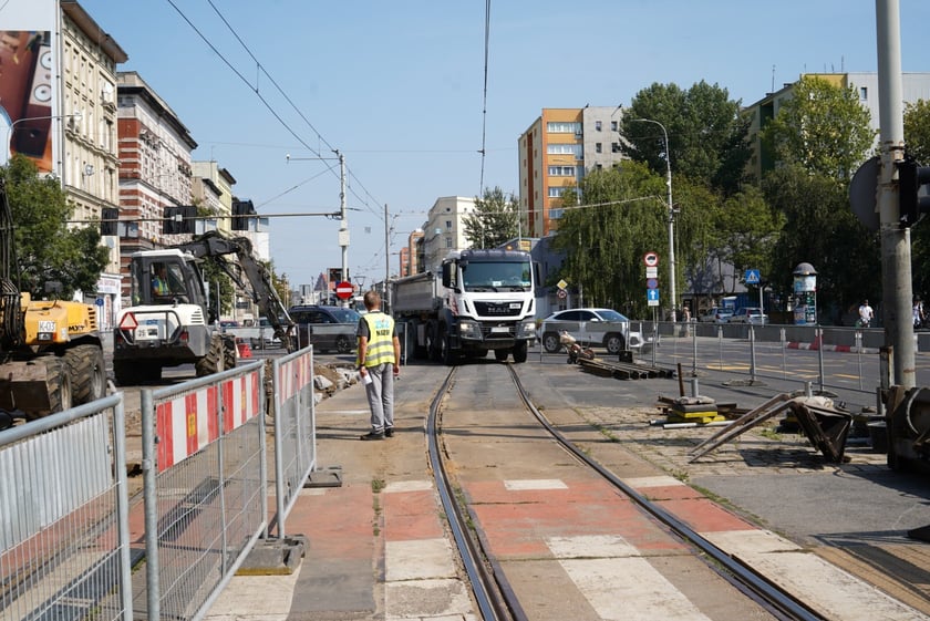 Remont torów na ulicy Grabiszyńskiej na wysokości skrzyżowania z Zaporoską i Szpitalną.