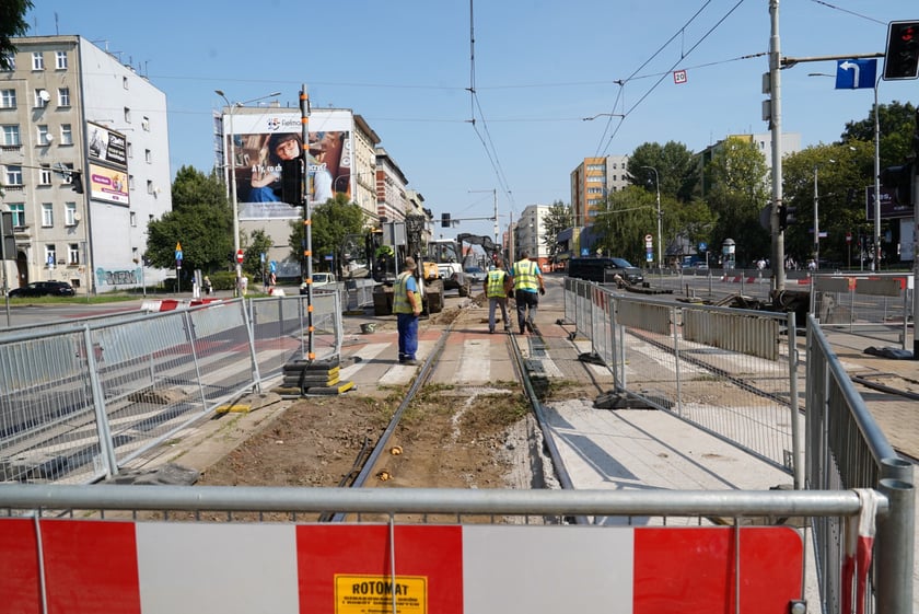 Remont torów na ulicy Grabiszyńskiej na wysokości skrzyżowania z Zaporoską i Szpitalną.
