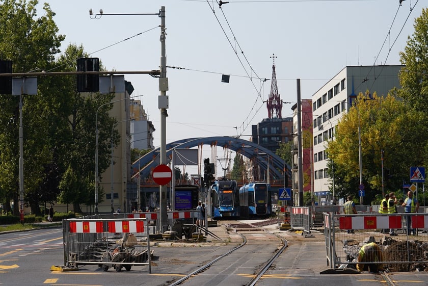 Remont torów na ulicy Grabiszyńskiej na wysokości skrzyżowania z Zaporoską i Szpitalną.