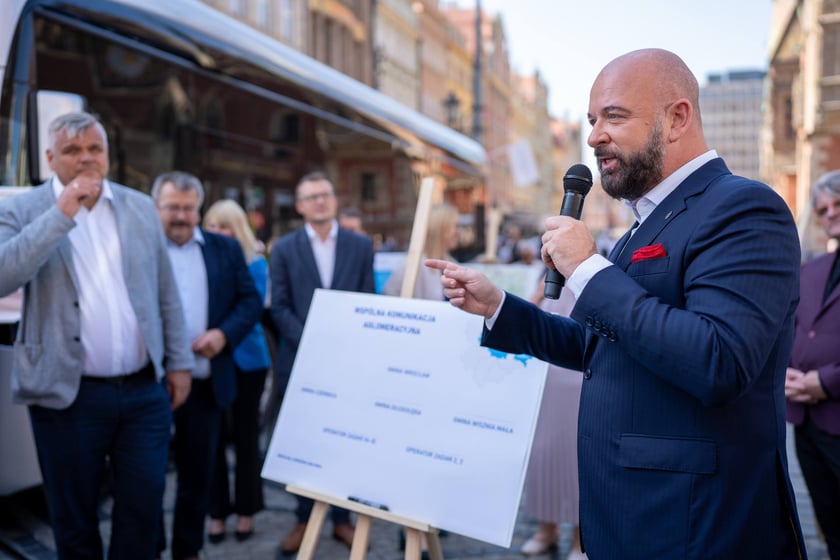 Konferencja o nowej umowie na połączenia aglomeracyjne i prezentacja autobusów, które będą je obsługiwać od sierpnia 2025 roku