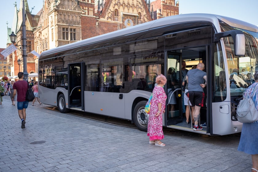 Konferencja o nowej umowie na połączenia aglomeracyjne i prezentacja autobusów, które będą je obsługiwać od sierpnia 2025 roku