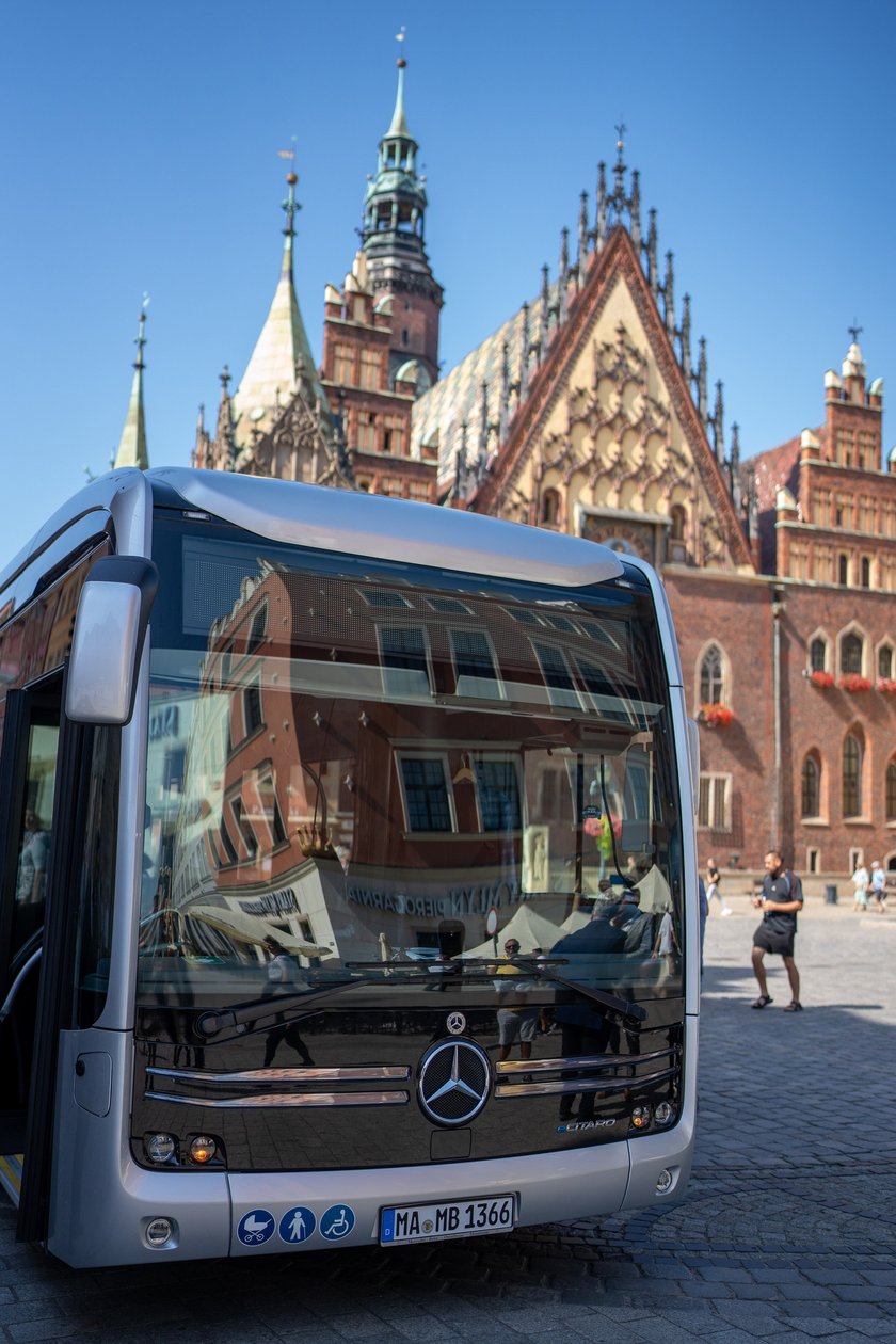 Konferencja o nowej umowie na połączenia aglomeracyjne i prezentacja autobusów, które będą je obsługiwać od sierpnia 2025 roku