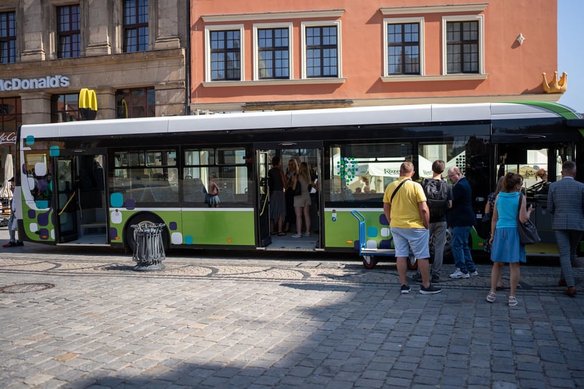 Konferencja o nowej umowie na połączenia aglomeracyjne i prezentacja autobusów, które będą je obsługiwać od sierpnia 2025 roku