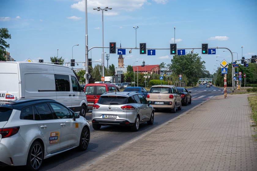 Skrzyżowanie ul. Na Ostatnim Groszu/ Bystrzycka/ Gądowianka.
Montaż system&oacute;w RedLight na newralgicznych skrzyżowaniach i przejazdach kolejowo-drogowych ma wpłynąć na poprawę bezpieczeństwa i zmianę zachowania kierujących.
Urządzenia rejestrujące przejazd na czerwonym świetle to kamery, kt&oacute;re działają na zasadzie wideodetekcji, obserwują przejazd kolejowy oraz zainstalowane tam sygnalizatory.
Oprogramowanie systemu zostało tak skonfigurowane, aby rejestrowane były wyłącznie pojazdy wjeżdżające za sygnalizator w&oacute;wczas, gdy nadawany jest sygnał czerwony.
Należy zaznaczyć, że wjazd za sygnalizator nadający sygnał czerwony jest zabroniony od chwili jego włączenia, urządzenia uwzględnia oczywiście czas reakcji kierującego i obowiązuje do końca jego nadawania.