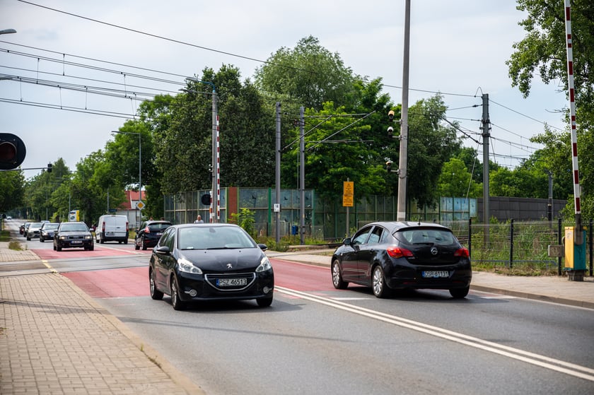 Ile mandat&oacute;w w 2024 r. we Wrocławiu dostali kierowcy przejeżdżający w miejscach, gdzie są ż&oacute;łte kamery CANARD RedLight? (dane z trzech kwartał&oacute;w 2024 roku).
&nbsp;
&ndash;&nbsp;System na przejeździe na ul. Średzkiej zarejestrował w trzech kwartałach tego roku 3,5 tys. wykroczeń, natomiast na ul. Szczecińskiej 1,9 tys. wykroczeń&nbsp;&ndash; informuje rzecznik GITD i dodaje, że&nbsp;system na ul. Szczecińskiej uruchomiono 15 września 2023 roku, natomiast na ul. Średzkiej 13 lipca 2023 roku.