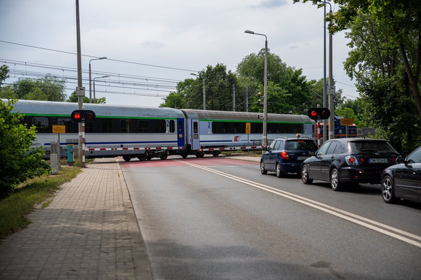 Warto podkreślić, że system Red Light CANARD został zainstalowany i jest użytkowany przez Gł&oacute;wny Inspektorat Transportu Drogowego. Wrocław nie czerpie korzyści finansowych z wprowadzenia tego rozwiązania.&nbsp;&nbsp;
Przy czym niewątpliwym zyskiem dla Wrocławia jest istotna poprawa przestrzegania przepis&oacute;w ruchu drogowego.