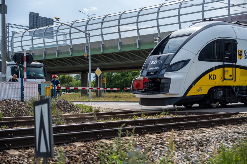 Przejazd kolejowy przy ul. Szczecińskiej
Ż&oacute;łte kamery i system RedLight CANARD we Wrocławiu jest w trzech miejscach:

na skrzyżowaniu ul. Na Ostatnim Groszu/ Bystrzycka/ Gądowianka

oraz na dw&oacute;ch przejazdach kolejowo-drogowych:

ul. Szczecińska
ul. Średzka
