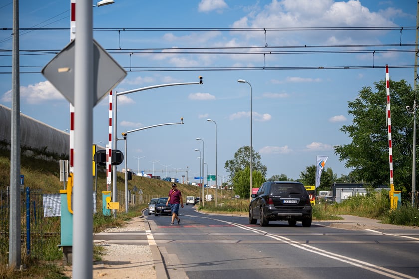 Przejazd kolejowy przy ul. Szczecińskiej
&ndash; Nie planuje się instalacji kolejnych system&oacute;w RedLight na skrzyżowaniach oraz przejazdach kolejowo-drogowych w woj. dolnośląskim &ndash; m&oacute;wi rzecznik prasowy Gł&oacute;wnego Inspektoratu Transportu Drogowego.