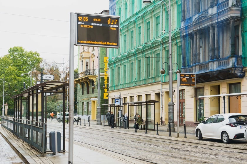 Przystanek "Opera" na pl. Teatralnym zostanie&nbsp;podniesiony - wsiadanie do tramwaj&oacute;w będzie wygodniejsze