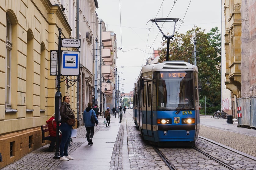 Przystanek "Ossolineum (Uniwersytecka)" na ul. Szewskiej zostanie podniesiony - wsiadanie do tramwaj&oacute;w będzie wygodniejsze