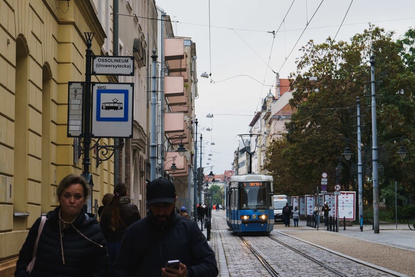Przystanek "Ossolineum (Uniwersytecka)" na ul. Szewskiej zostanie podniesiony - wsiadanie do tramwaj&oacute;w będzie wygodniejsze