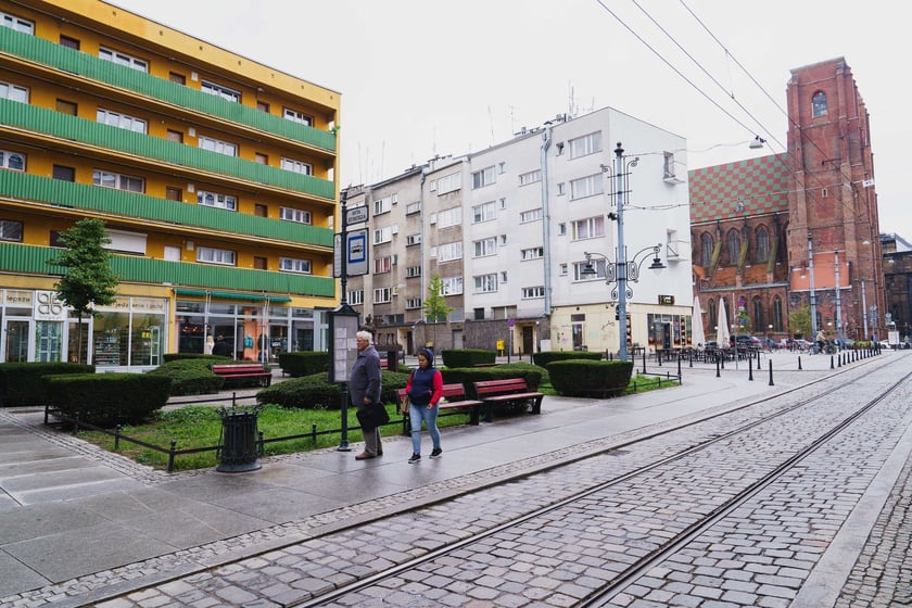 Przystanek "Wita Stwosza" na ul. Szewskiej zostanie podniesiony - wsiadanie do tramwaj&oacute;w będzie wygodniejsze