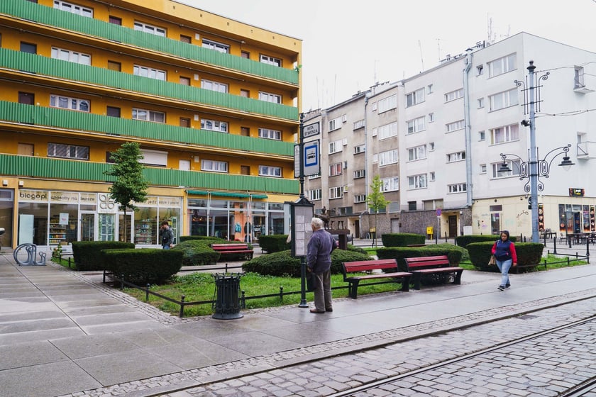 Przystanek "Wita Stwosza" na ul. Szewskiej zostanie podniesiony - wsiadanie do tramwaj&oacute;w będzie wygodniejsze