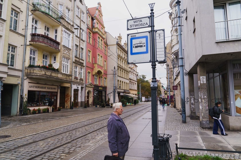 Przystanek "Wita Stwosza" na ul. Szewskiej zostanie podniesiony - wsiadanie do tramwaj&oacute;w będzie wygodniejsze