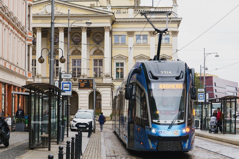 Przystanek "Opera" na pl. Teatralnym zostanie&nbsp;podniesiony - wsiadanie do tramwaj&oacute;w będzie wygodniejsze