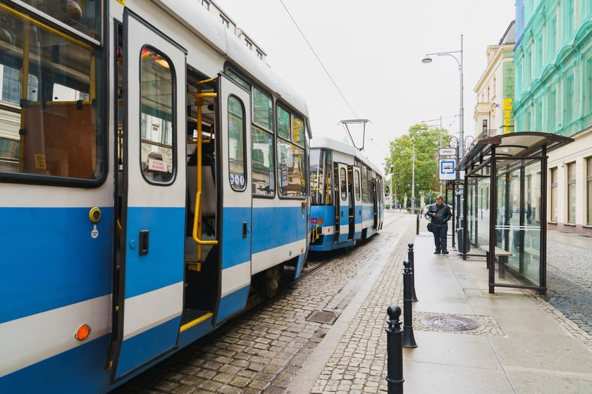 Przystanek "Opera" na pl. Teatralnym zostanie&nbsp;podniesiony - wsiadanie do tramwaj&oacute;w będzie wygodniejsze