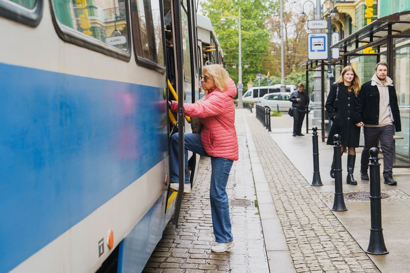 Przystanek "Opera" na pl. Teatralnym zostanie&nbsp;podniesiony - wsiadanie do tramwaj&oacute;w będzie wygodniejsze