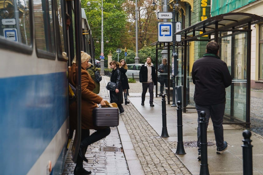 Przystanek "Opera" na pl. Teatralnym zostanie&nbsp;podniesiony - wsiadanie do tramwaj&oacute;w będzie wygodniejsze