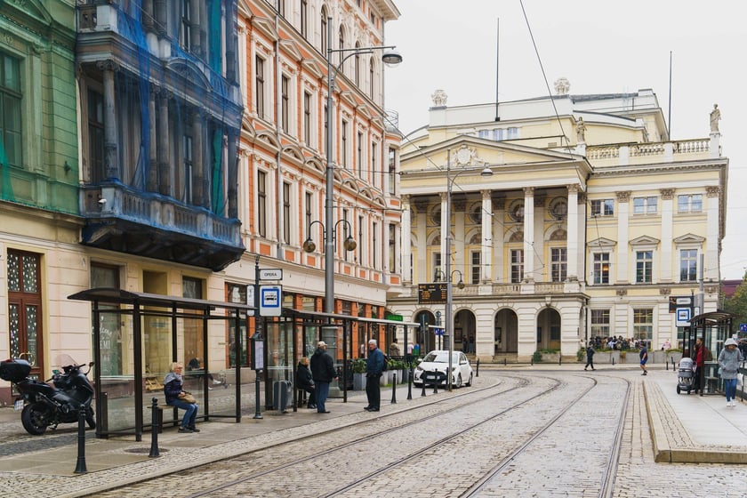 Przystanek "Opera" na pl. Teatralnym zostanie&nbsp;podniesiony - wsiadanie do tramwaj&oacute;w będzie wygodniejsze