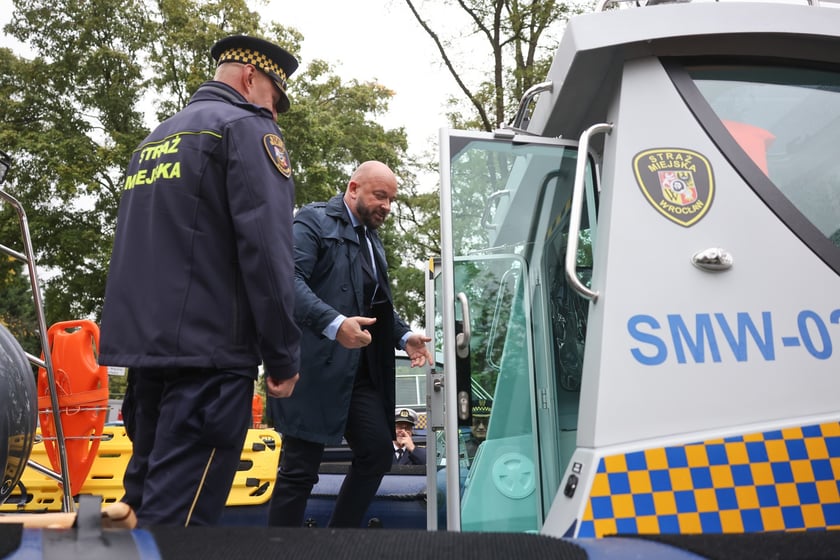 Strażnicy miejscy dostali 2 łodzie patrolowo-ratownicze i samochód do ich przewożenia.