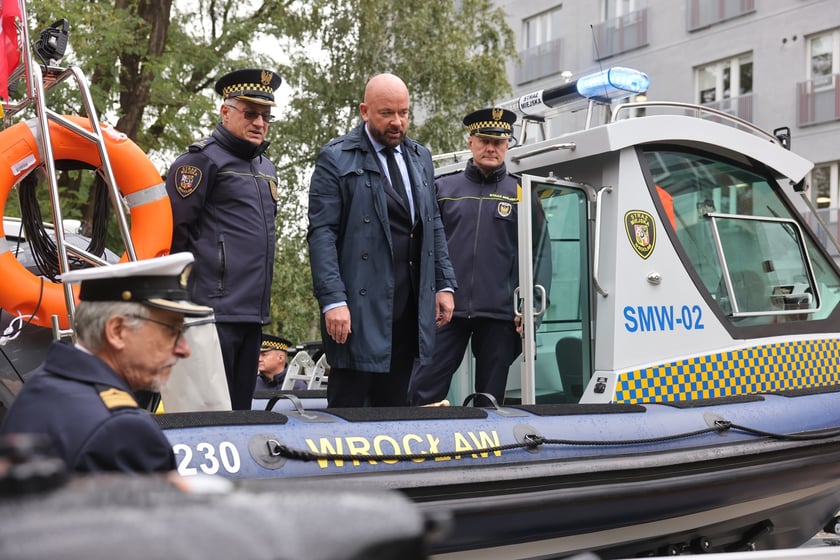 Strażnicy miejscy dostali 2 łodzie patrolowo-ratownicze i samochód do ich przewożenia.