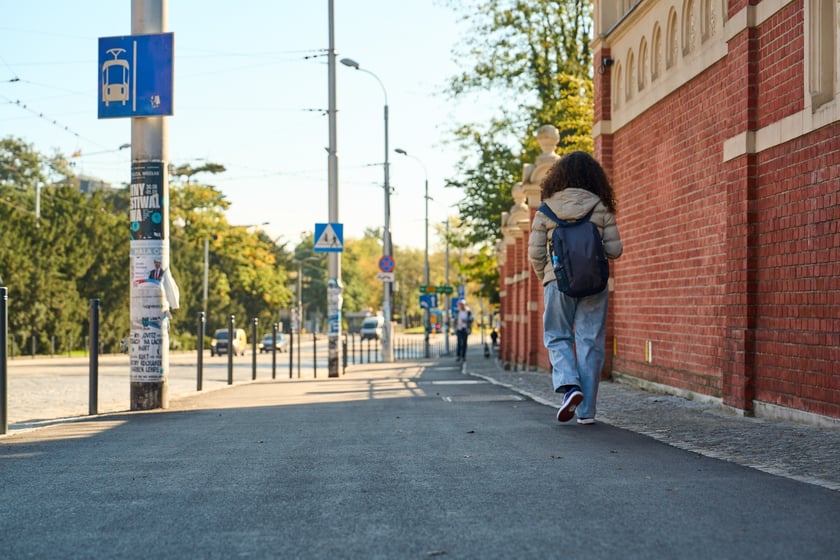 Droga pieszo-rowerowa na ul. Wajdy. Wyremontowany odcinek od mostu Zwierzynieckiego wzdłuż zoo