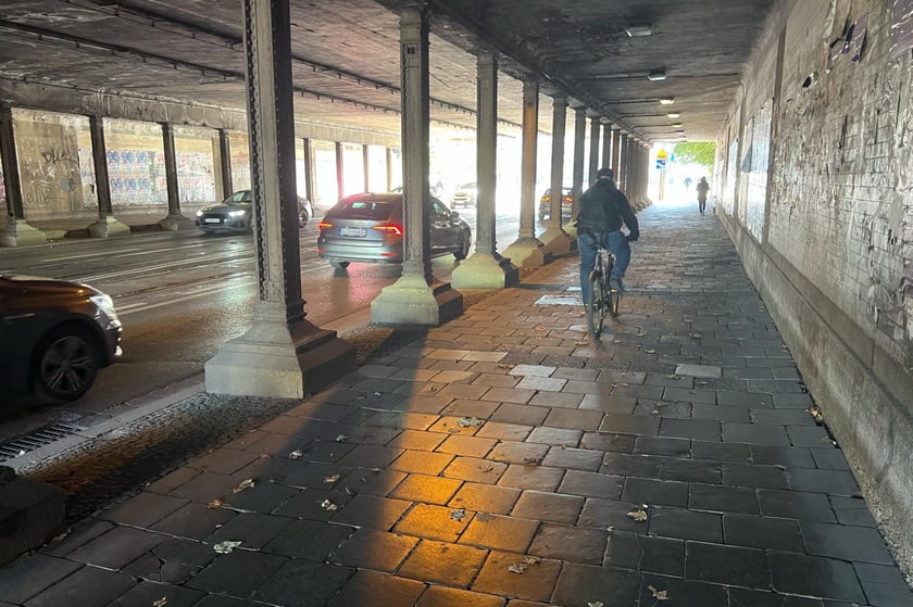 Ulica Trzebnicka. Projekt budowy drogi rowerowej obejmie odcinek od wiaduktu do mostów Trzebnickich