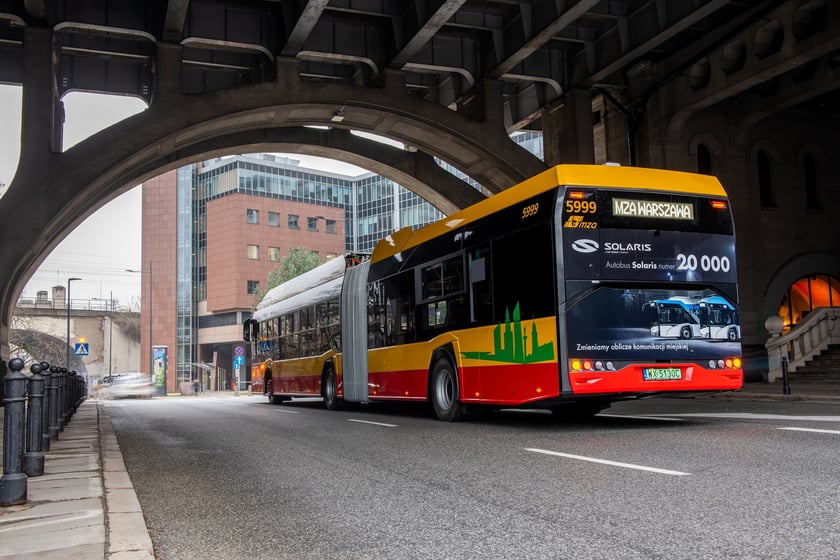 Elektryczny Solaris w barwach warszawskich Miejskich Zakład&oacute;w Autobusowych&nbsp;