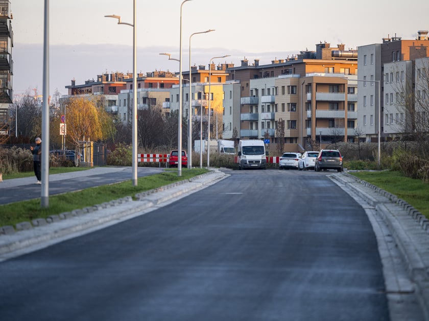 Przez te okolice przebiega jedna z dwóch tras tramwaju na Klecinę - ta wytyczona lata temu, pod którą została przewidziana rezerwa terenu