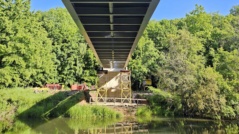 Konstrukcja kładki nad Widawą przygotowywana jest do betonowania (zdjęcie z końc&oacute;wki maja)