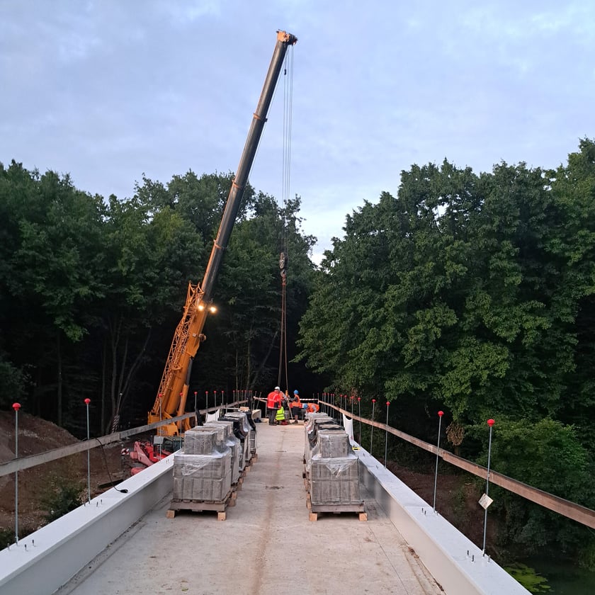 Budowa podjazdów do kładki nad Widawą. Zdjęcie z 18 lipca 2025