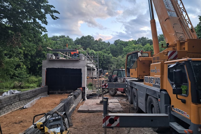 Budowa podjazdów do kładki nad Widawą. Zdjęcie z 18 lipca 2025