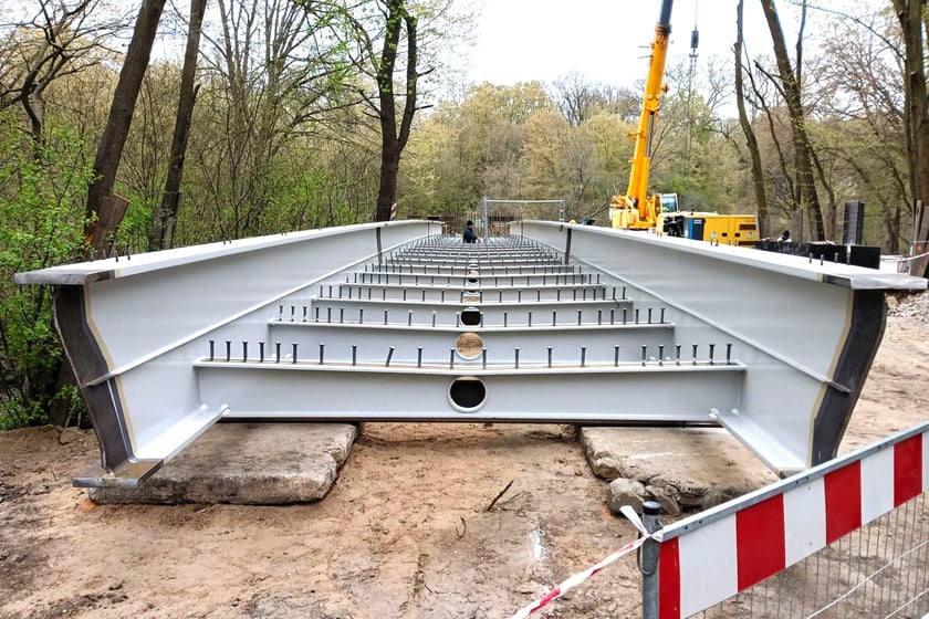 Montaż element&oacute;w konstrukcyjnych kładki, kt&oacute;ra zostanie wybudowana nad rzeką Widawą. Zdjęcie z połowy kwietnia 2025 r.