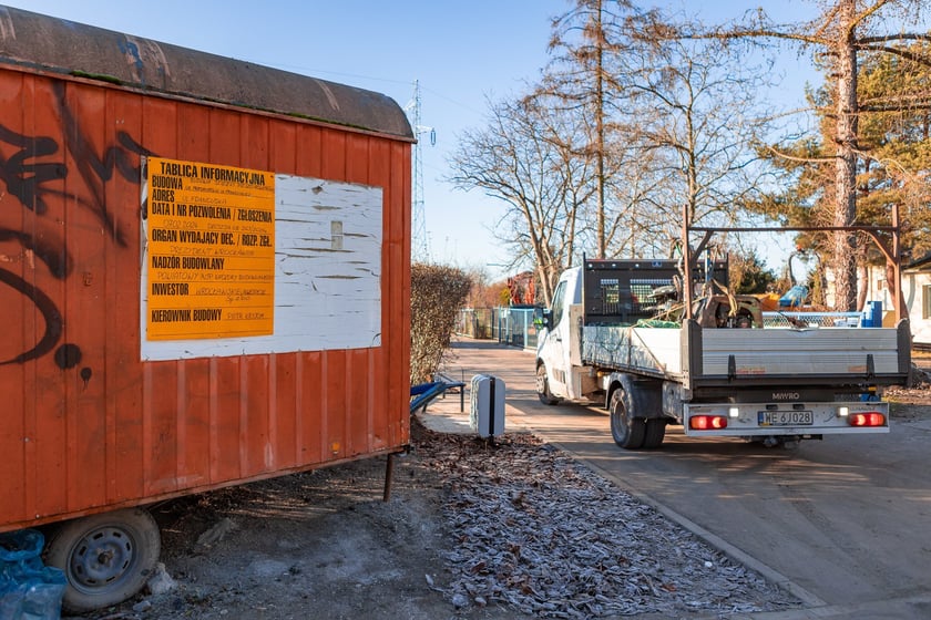 Droga do kładki nad Ślęzą, która łączy Muchobór Mały z Wielkim