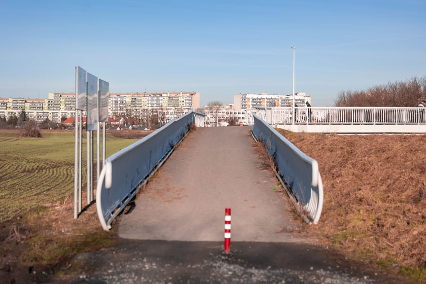 Kładka nad Ślęzą, kt&oacute;ra łączy Muchob&oacute;r Mały z Wielkim