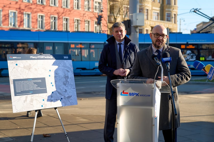 Witold Woźny, prezes MPK, podczas konferencji prasowej na skrzyżowaniu Pomorskiej z Dubois podsumowuje Torywolucję w roku 2024
