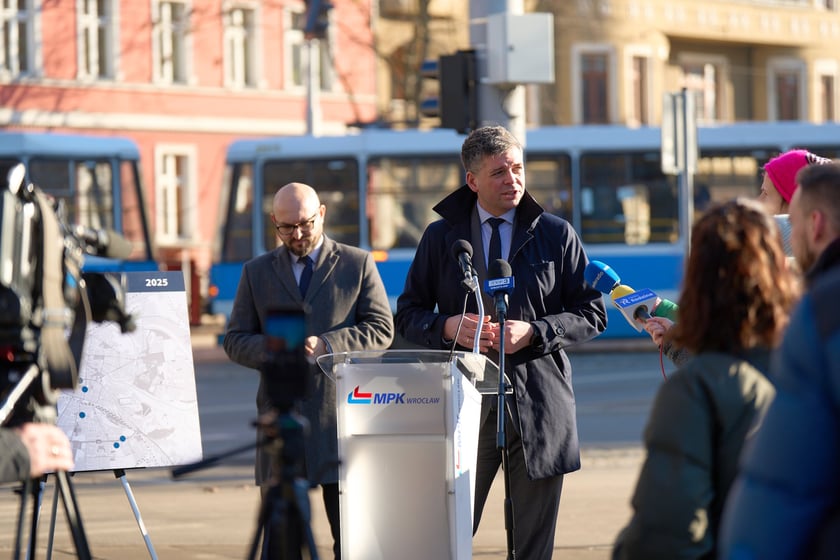Przemysław Nowicki, wiceprezes MPK, podczas konferencji prasowej na skrzyżowaniu Pomorskiej z Dubois zapowiada remonty zaplanowane na 2025 rok&nbsp;