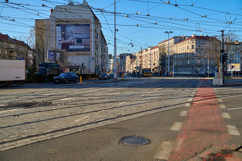 Skrzyżowanie Dubois z Pomorską. Tu w ramach Torywolucji MPK wymieni cztery rozjazdy i skrzyżowanie torów