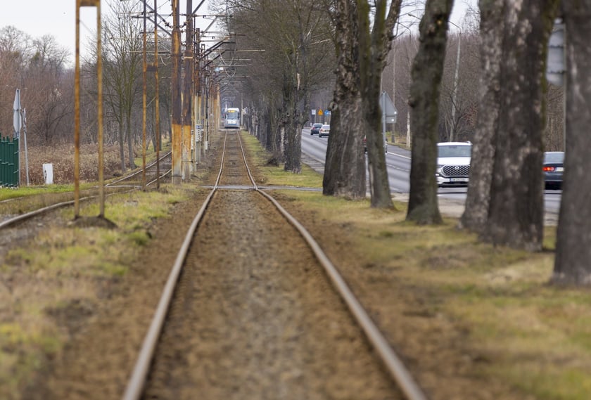 Remontowany będzie odcinek torowiska na ul. Kosmonautów od ul. Jeżowskiej do przystanku "Jeleniogórska". To ostatni fragment trasy na Leśnicę, który jest w złym stanie