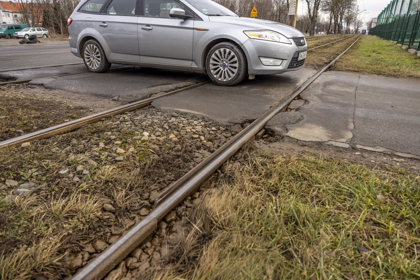 Remontowany będzie odcinek torowiska na ul. Kosmonautów od ul. Jeżowskiej do przystanku "Jeleniogórska". To ostatni fragment trasy na Leśnicę, który jest w złym stanie