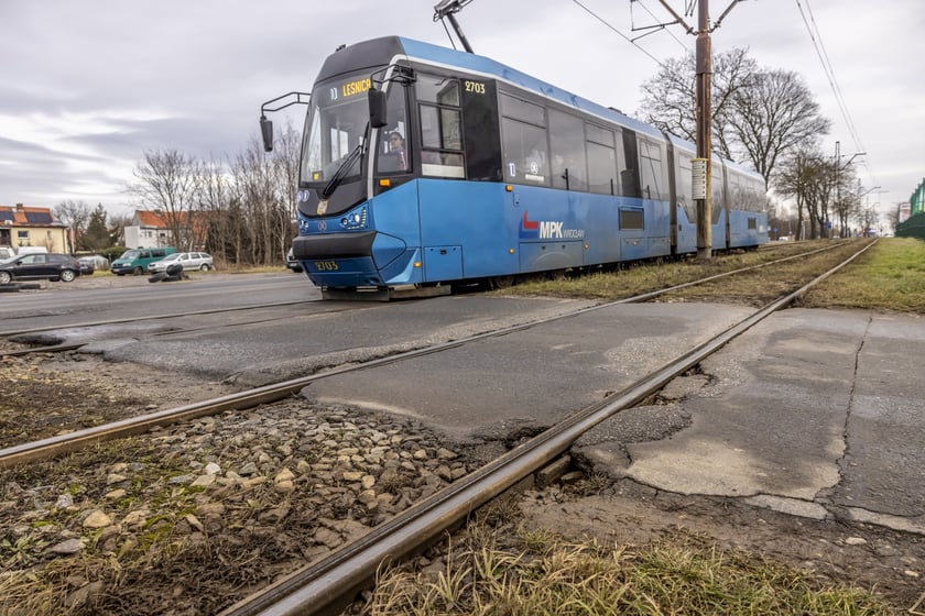 Remontowany będzie odcinek torowiska na ul. Kosmonautów od ul. Jeżowskiej do przystanku "Jeleniogórska". To ostatni fragment trasy na Leśnicę, który jest w złym stanie