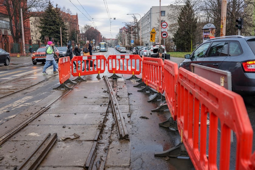Remont torowiska na skrzyżowaniu Borowskiej i Glinianej