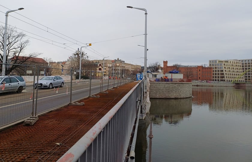 Utrudnienia na mostach Uniwersyteckich. W środę 29 stycznia betonowanie obejmie most południowy, w czwartek 30 stycznia prace będą realizowane na moście północnym.