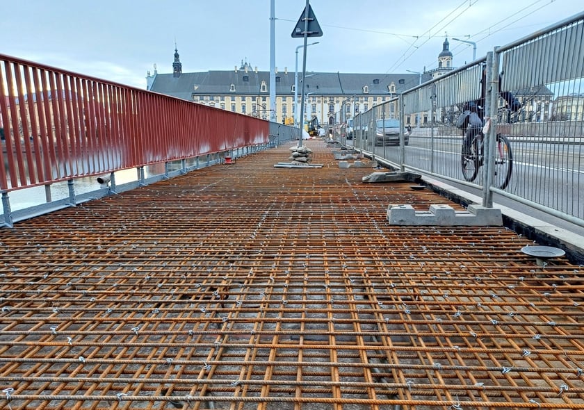 Utrudnienia na mostach Uniwersyteckich. W środę 29 stycznia betonowanie obejmie most południowy, w czwartek 30 stycznia prace będą realizowane na moście północnym.